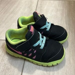 Size toddler 7 Nike tennis shoes
